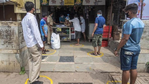  تعلم السلطات الهندية المواطنين كيفية ترك مسافات الأمان في الصفوف برسم دوائر بالطباشير 