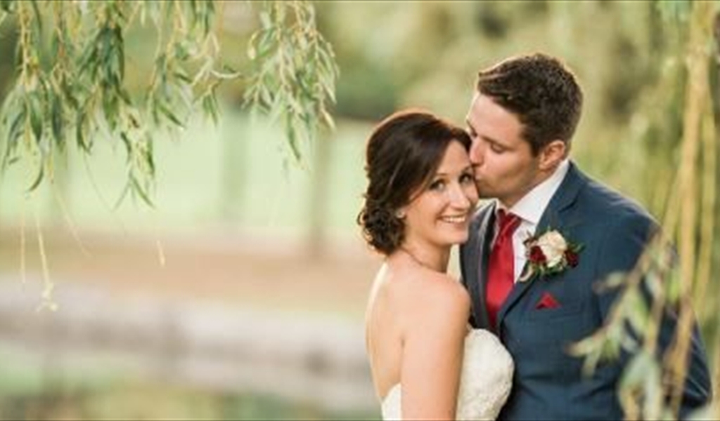 ترك عروسه وقفز في النهر لإنقاذ طفل كاد أن يغرق.. بالصور: عريس يكمل زفافه ببدلة مبتلة!