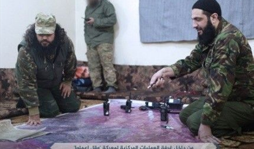 درس الطب البشري وعاش في لبنان... ما لا تعرفونه عن الجولاني زعيم "النصرة"!