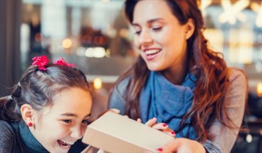 هذا ما يحدث في نفسية الطفل الذي يتلقَّى الهدايا باستمرار