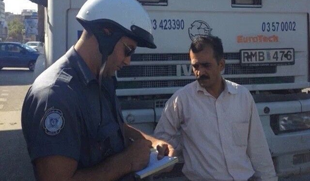 بالفيديو...حينما يتبرع بابا نويل لدفع مخالفات السير عن المواطنين!