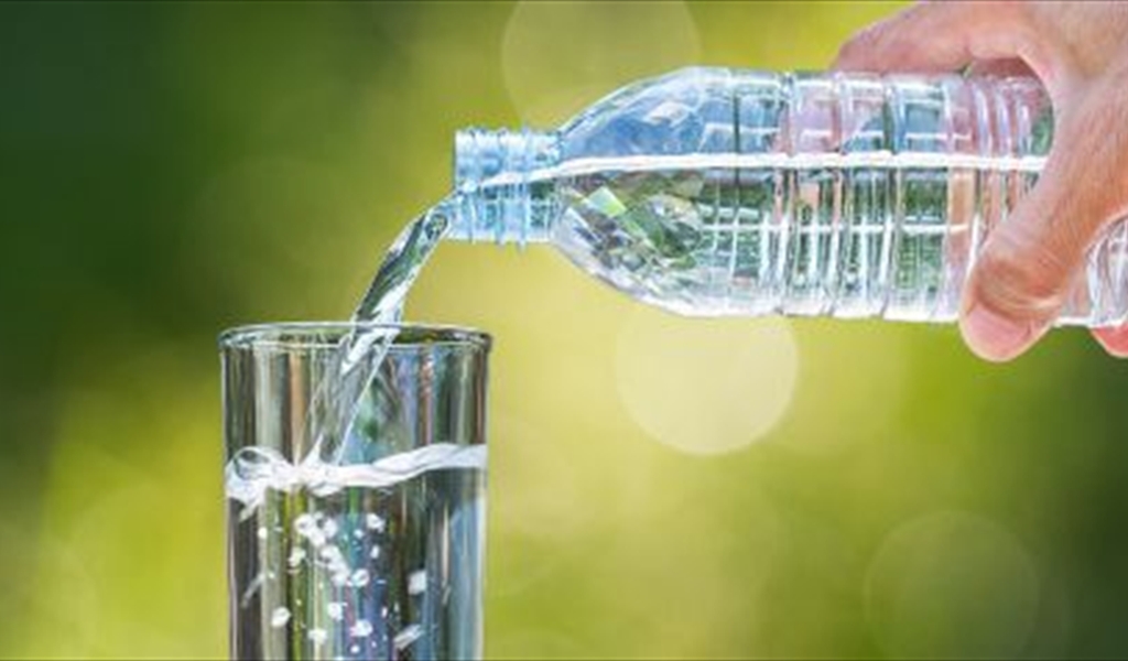 استعادات شبابها بعدما شربت 3 لترات من الماء يومياً خلال هذه المدة.. هكذا تغيَّر شكلُها