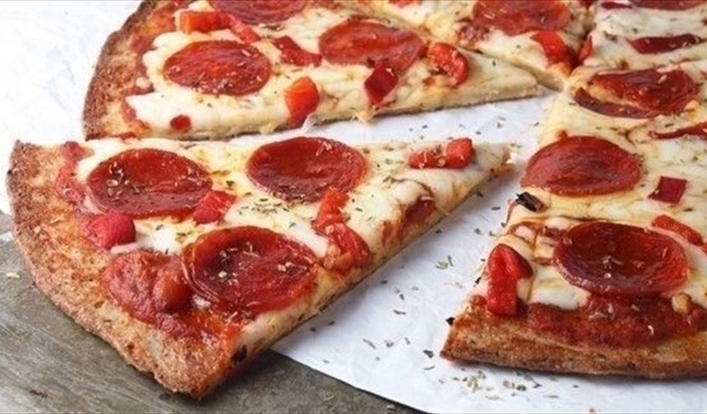 ما كمية السعرات الحرارية في شريحة البيتزا؟