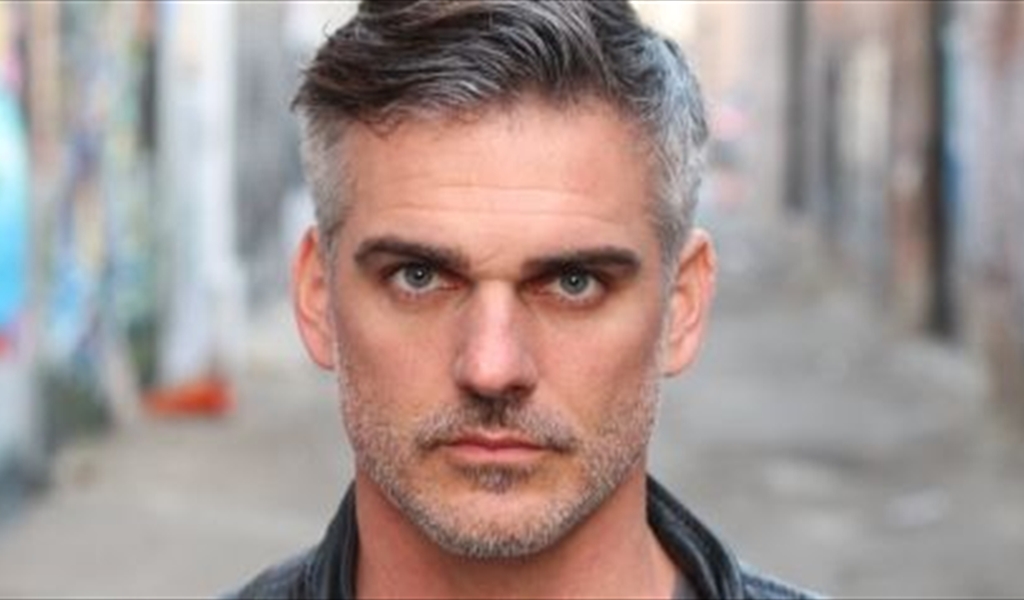 حواجبه الثقيلة وشعره الرمادي.. هذه أهمُّ سمات الرجل التي تجذب المرأة!