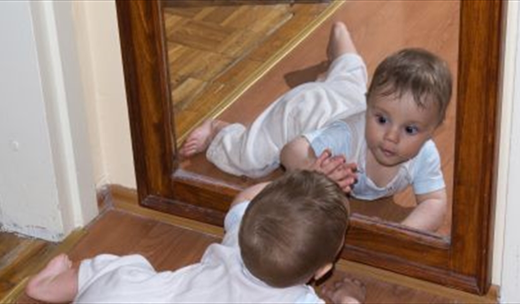هل نظر طفلك للمرآة أمر خطير؟ العلماء يكشفون سر الحركات التي يؤديها حينما يرى نفسه