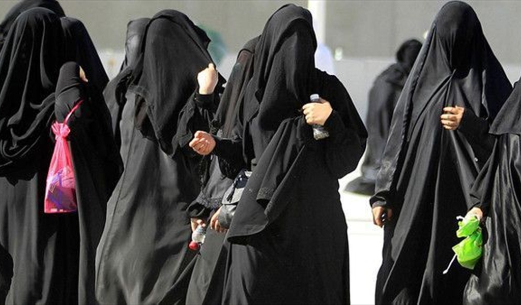 هذه قصة عباءة المرأة السعودية قبل وبعد "الصحوة"