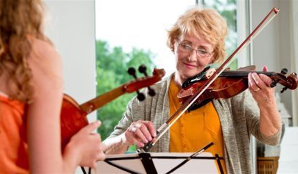 قاوموا الشيخوخة بالعزف.. دراسة: تعلُّم الموسيقى في سن متقدم يحسن الذاكرة ويجعلنا أكثر سعادة
