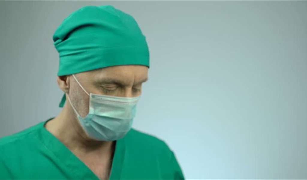 لماذا يرتدي الأطباء والممرضات ملابس خضراء في غرف العمليات؟