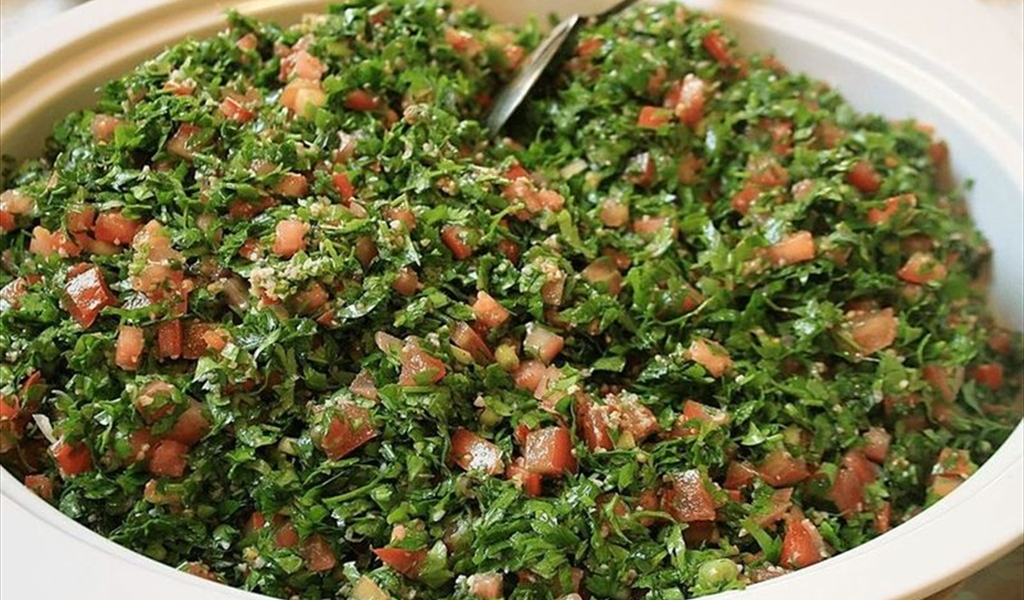 الغذاء قبل الدواء.. التبّولة غذاء طبيعي كامل