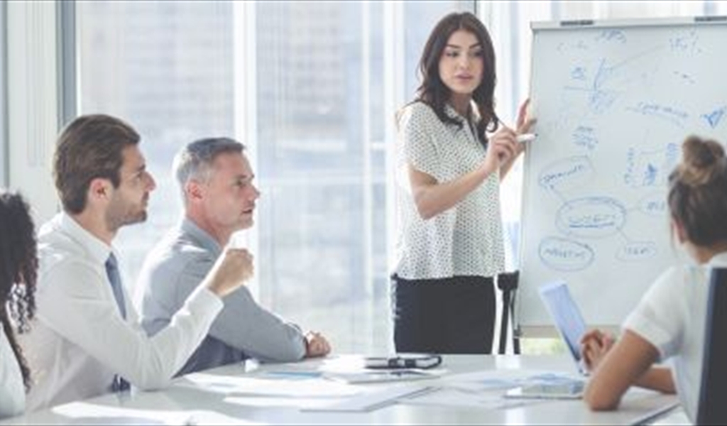 تريد أن تُظهر قوتك لمديرك وزملائك؟.. هذا أفضل مكان للجلوس خلال اجتماعات العمل