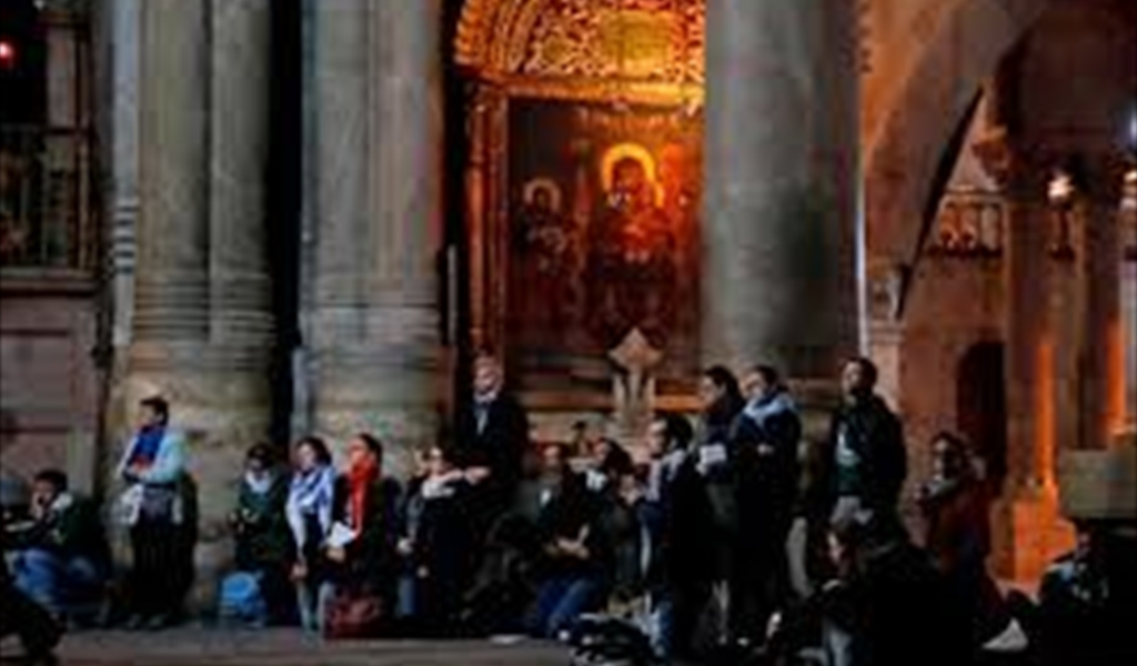 كنيسة القيامة فتحت أبوابها أمام المصلّين