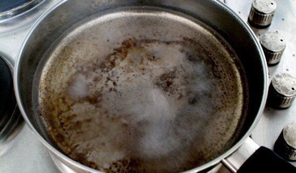 تنظيف الأواني المحروقة بسرعة 22 طريقة سهلة