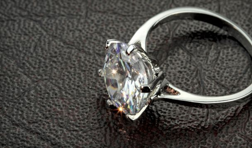 ليس كل ما يلمع ماساً.. لا تقعي بالفخ واختاري خاتم خطبتك الـ "سوليتير" المبهر بعناية!