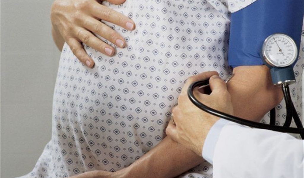 زلال الحمل خطر عليك وعلى جنينك... فكيف تحمين نفسك منه؟