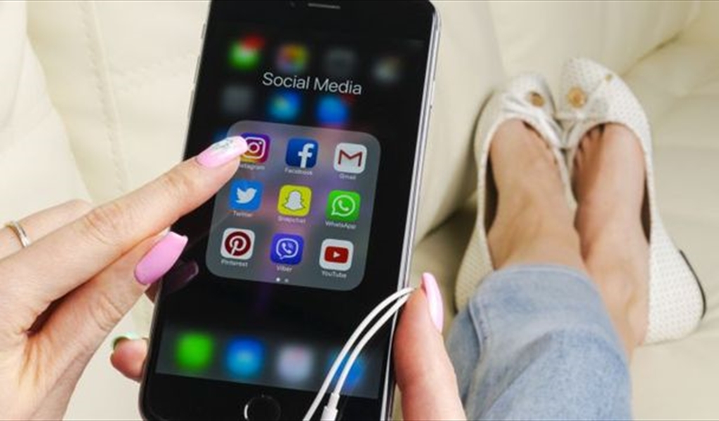 4 طرق مبتكرة لترتيب تطبيقات جوالك.. حيلة جديدة من Apple لتنسيقها جميعاً دفعةً واحدة