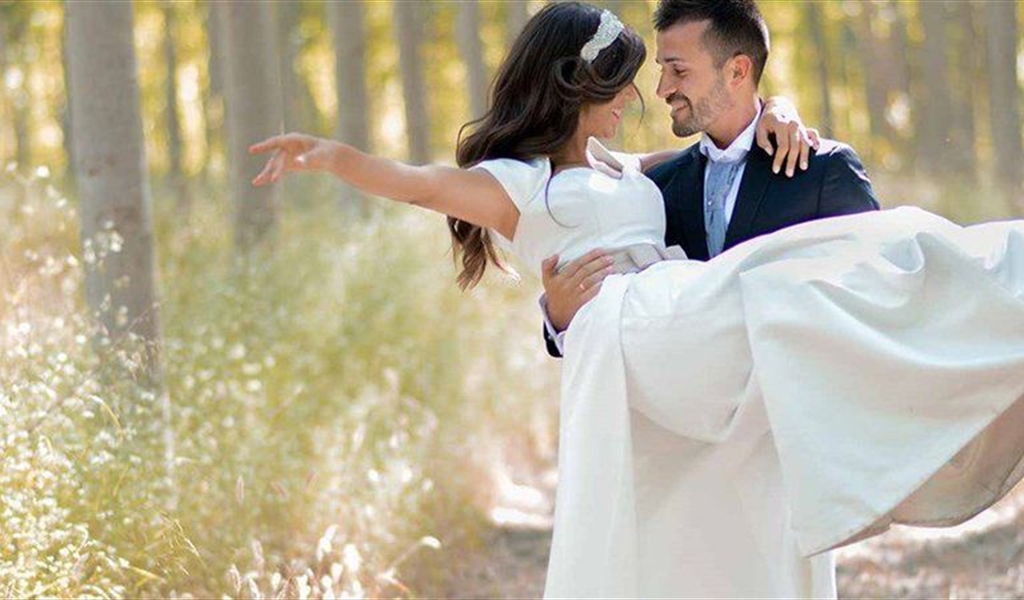 اليكم لماذا يحمل العريس عروسه في ليلة زفافهما...