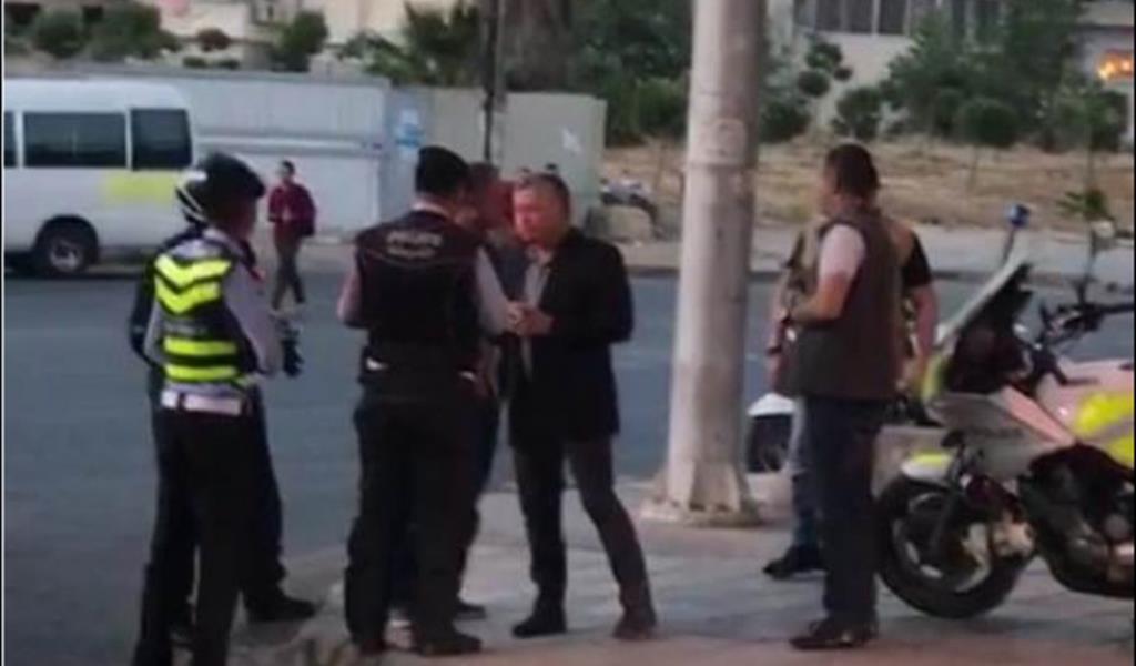 بالفيديو: ملك الأردن يتناول طعام الإفطار في الشارع.. مع من؟