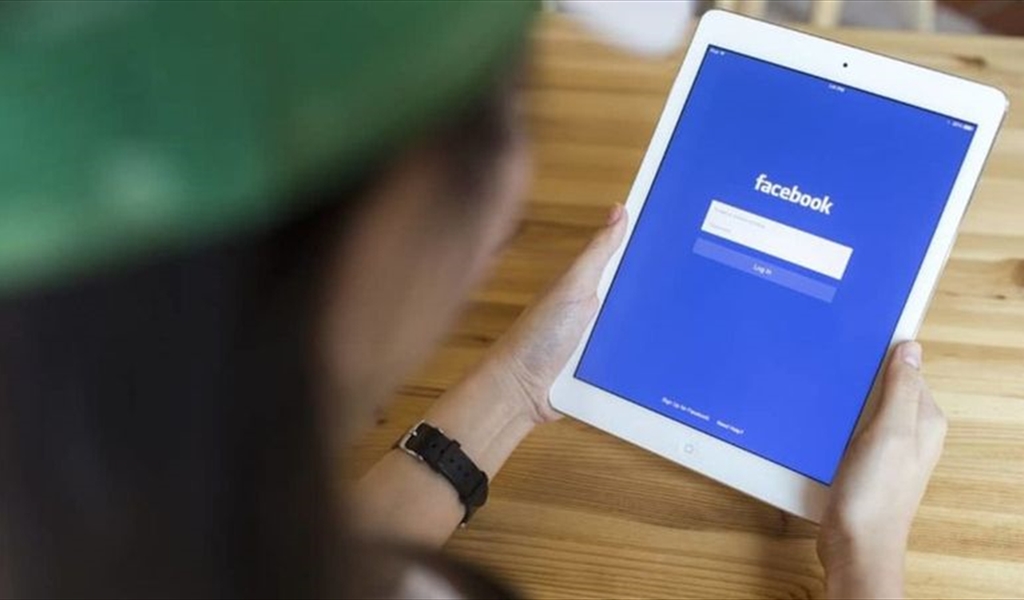 هل ستفرض "فيسبوك" رسوم اشتراك شهري؟