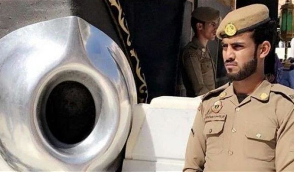 أسرار "الحجر الأسود".. 24 حارساً يومياً
