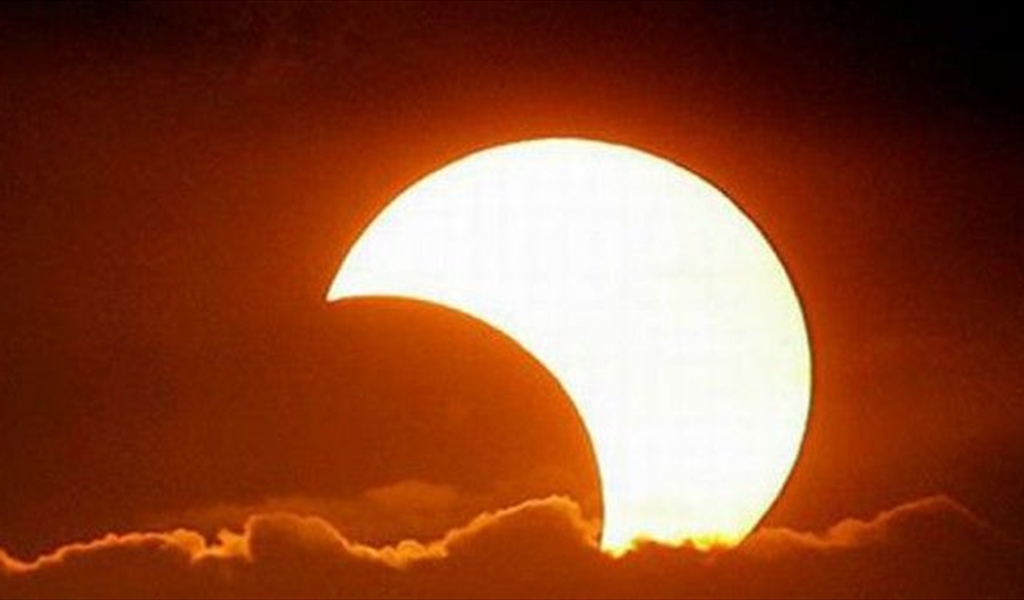 الكرة الأرضية تشهد اليوم كسوفًا للشمس في هذه المناطق!
