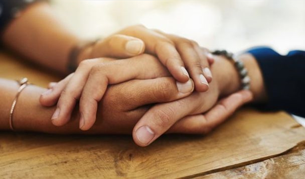 هناك طرق مختلفة لـ"تشابك الأيدي" مع شريكك.. هذا ما تعنيه كل واحدة منها