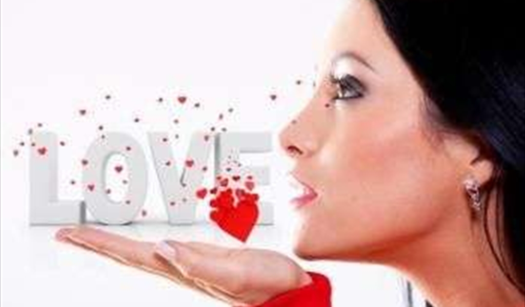 10 علامات تؤكد وقوع المرأة في "غرامك"...