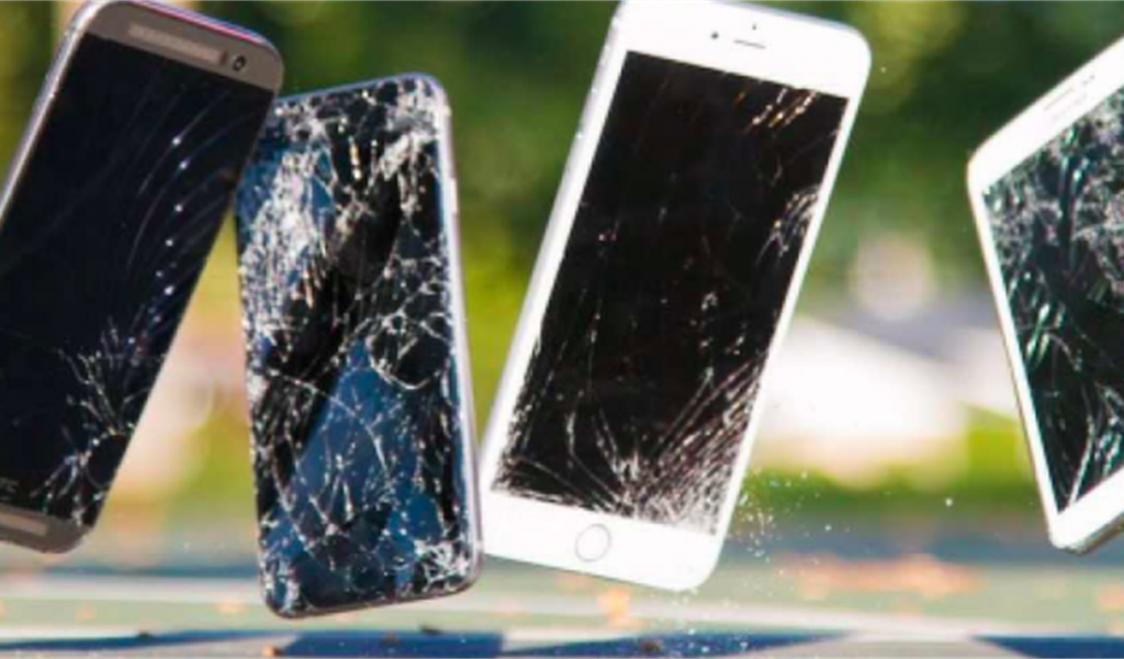 لماذا لا ينكسر الهاتف عندما يقع من ارتفاعات شاهقة لكن يتحطَّم إذا أفلتَّه من يدك؟