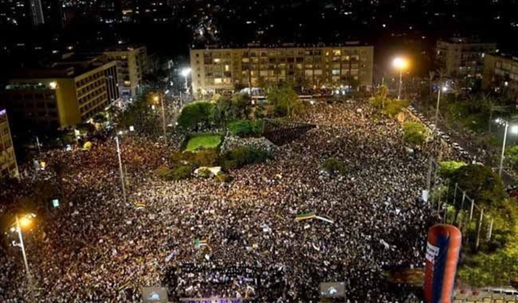 عشرات الآلاف يتظاهرون أمام بلدية تل أبيب داخل الأراضي الفلسطينية المحتلة  ضد «قانون القومية» العنصري