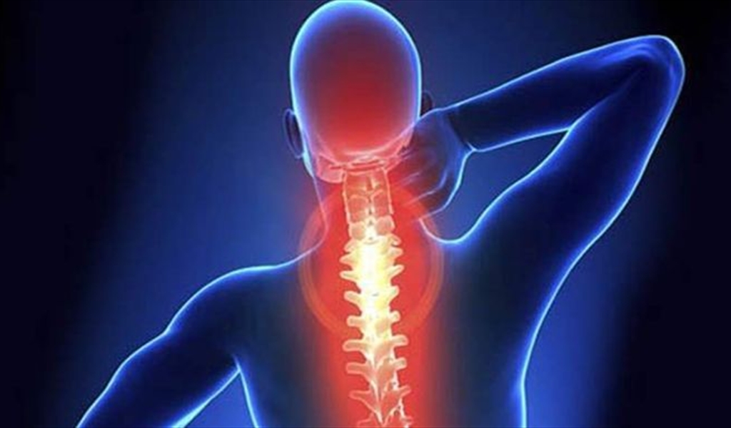 ما العلاقة التي تجمع بين العمود الفقري وضيق التنفس؟