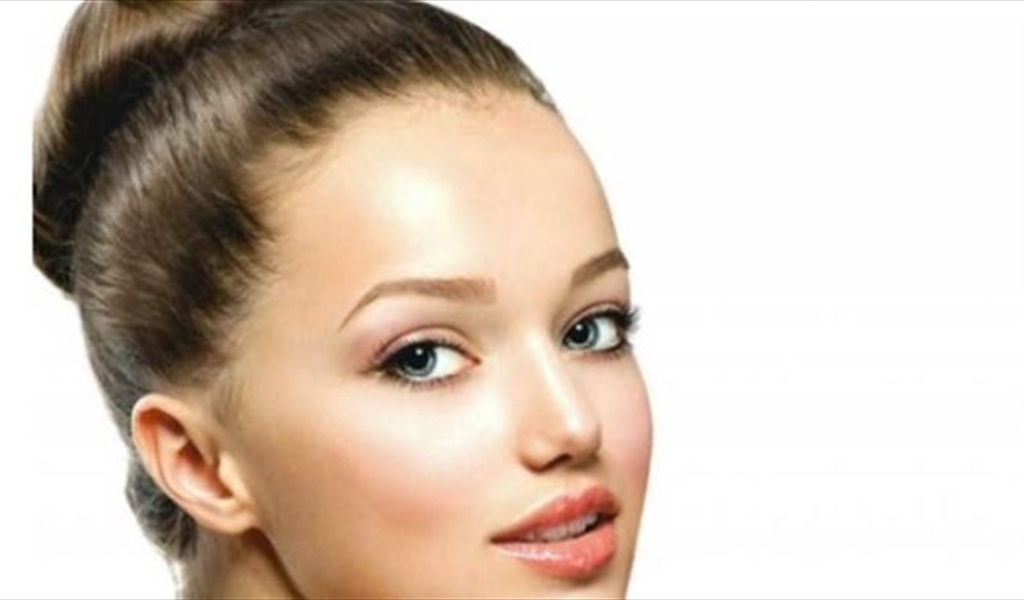 بهذه الطريقة يمكنك إخفاء المسامات والتخلص من دهون الوجه