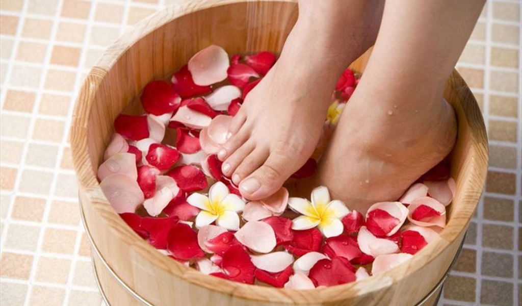 فوائد غسل القدمين بالماء والملح