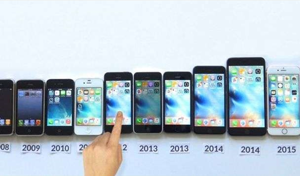رحلة الآيفون منذ 2007 وحتى الآن، كيف تطورت إعادة اختراع الهاتف الأكثر ذكاءًا عبر السنوات؟