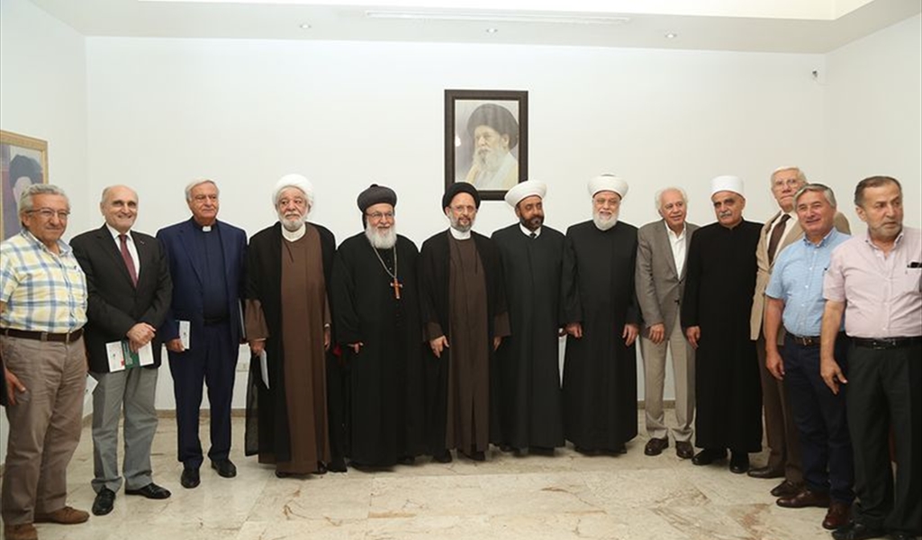 مشاركون في اجتماع «اللقاء التشاوري»