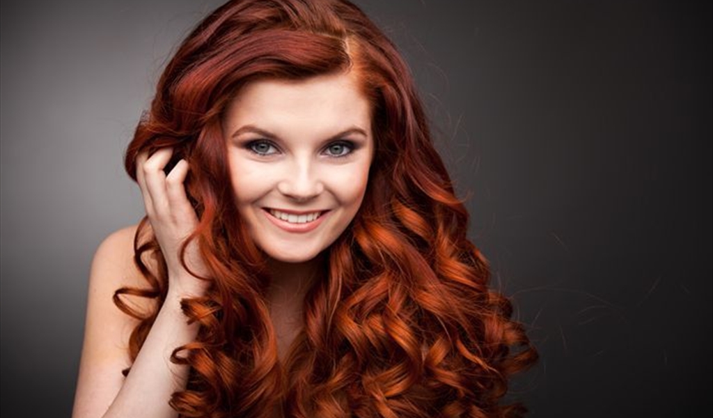 شعرك أحمر طبيعي؟.. اعرف الفوائد الصحية المتمتع بها والمخاطر أيضاً!