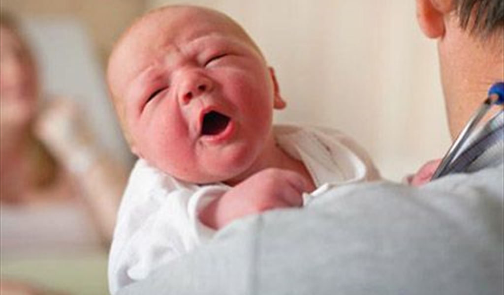 عدم بكاء الطفل بعد الولادة هل ينذر بالخطر؟