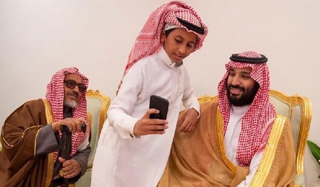 وقال لهم: "خلوه، لا أحد يقول له شيئاً"