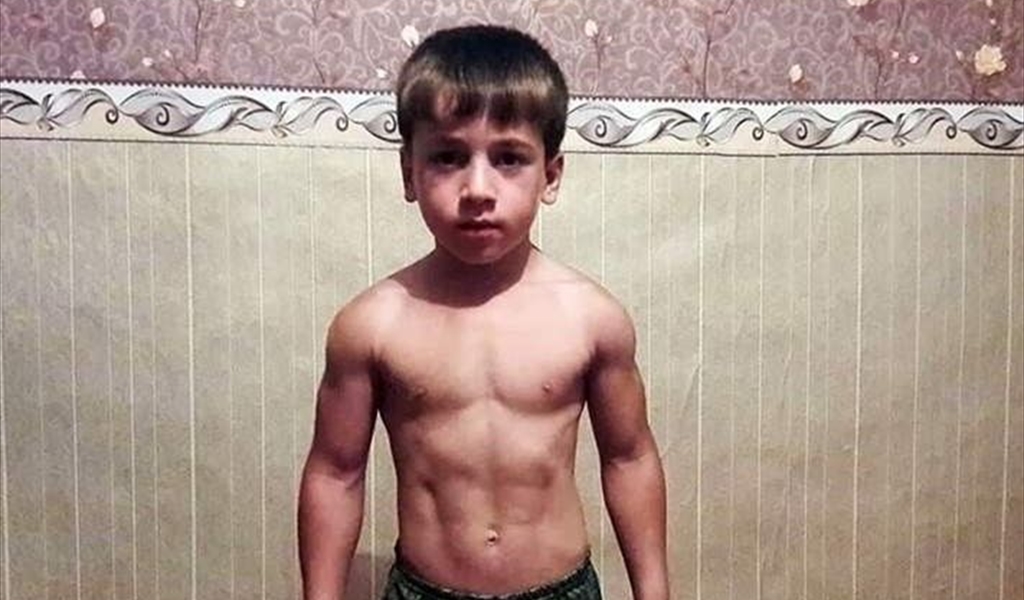 بالفيديو: الطفل الخارق .. عمره 5 سنوات ويؤدي 3000 تمرين ضغط متتالي!