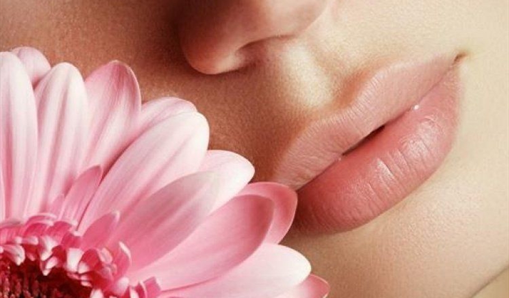 فوائد وأضرار توريد الشفاه بـ "الليزر".. هل هناك بدائل طبيعية؟