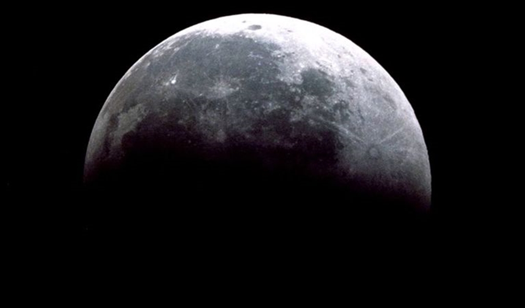 ما هي ظاهرة القمر العملاق ومتى تحدث؟