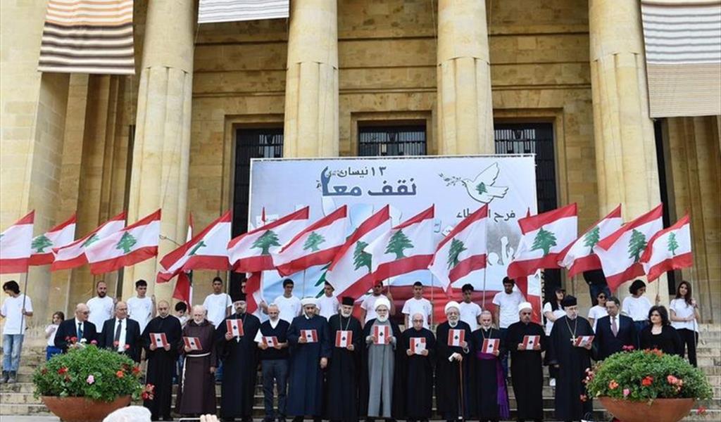 ممثلو المراجع الدينية وسياسيون خلال الوقفة الوطنية أمام المتحف (تصوير: طلال سلمان)