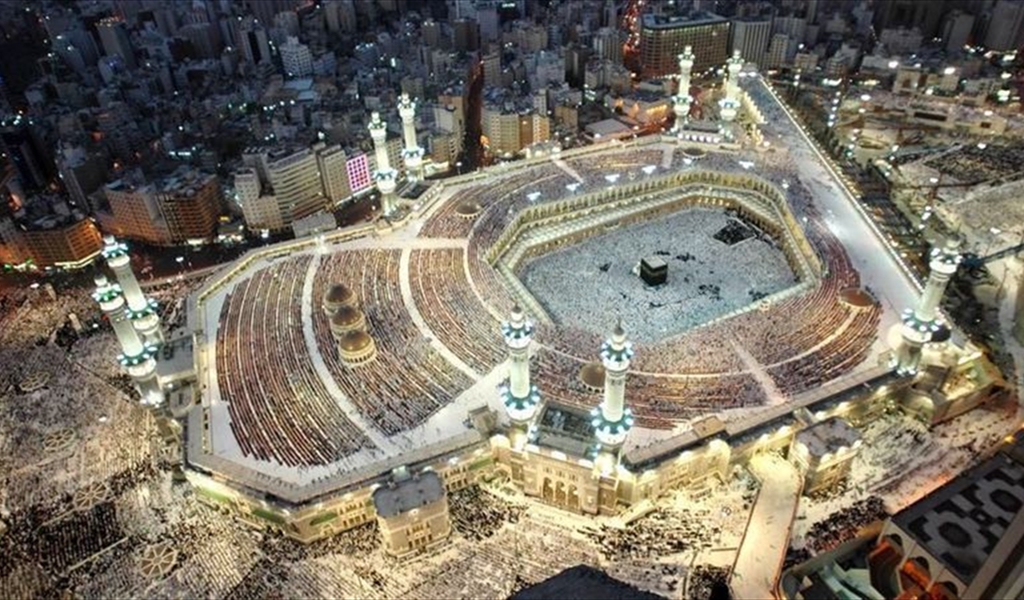 24 مؤذنًا من أبناء مكة المكرمة يرفعون الأذان من الحرم المكي.. من هم وكيف يعملون؟