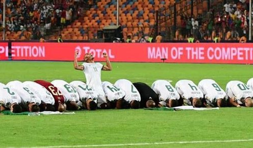 اللاعبون الجزائريون يسجدون عقب الفوز بكأس أفريقيا مع خرق طفيف..
