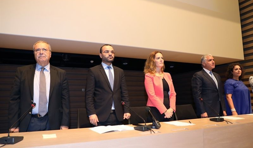 الوزير داود متوسطاً المشاركين في الاعلان عن المعرض