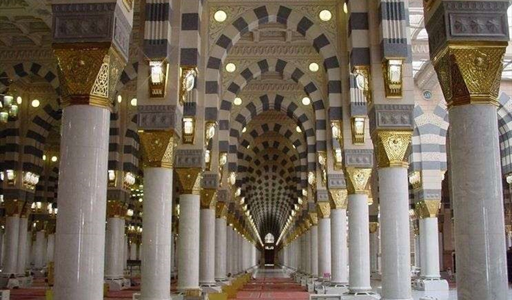 "روضة من الجنة" بين 8 أساطين في مقدمة المسجد النبوي