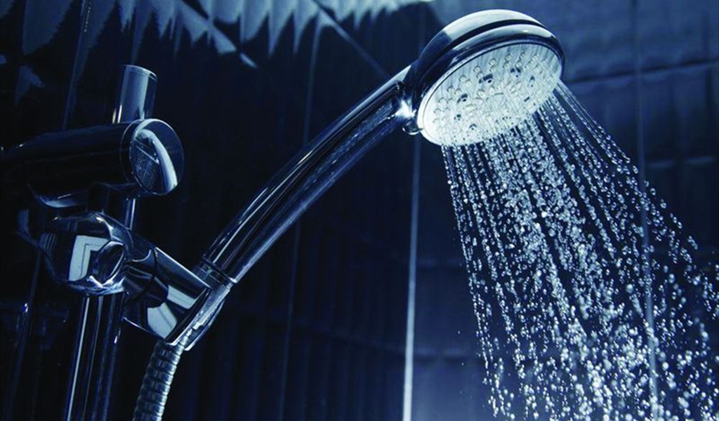 الإستحمام مساء أو صباحاً.. ما الأفضل لصحتنا؟