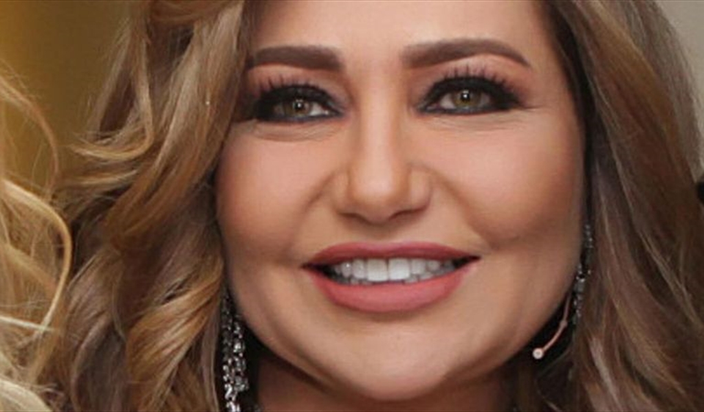 بأنوثة لافتة .. ليلى علوي وشقيقتها من دون مكياج! (صورة)