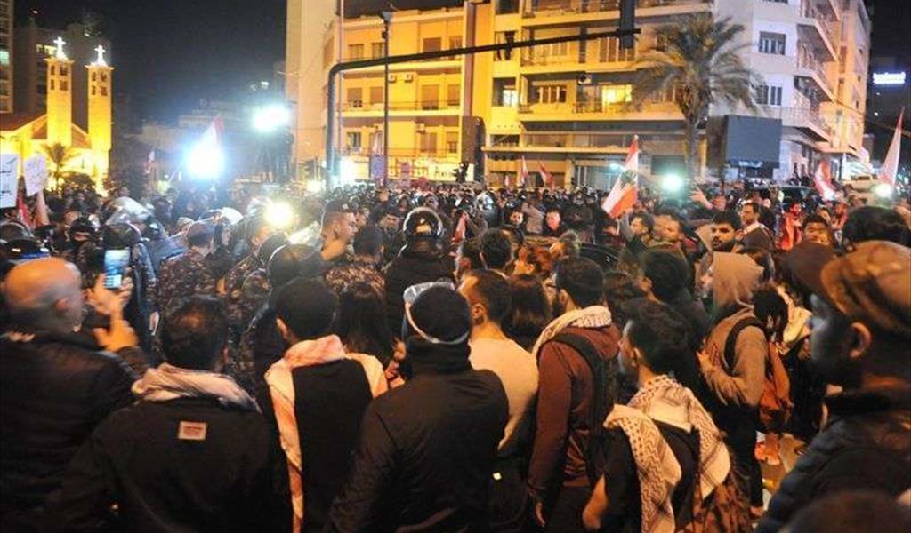 الرينغ.. تداخل بين الحراك ومكافحة الشغب (تصوير: جمال الشمعة)