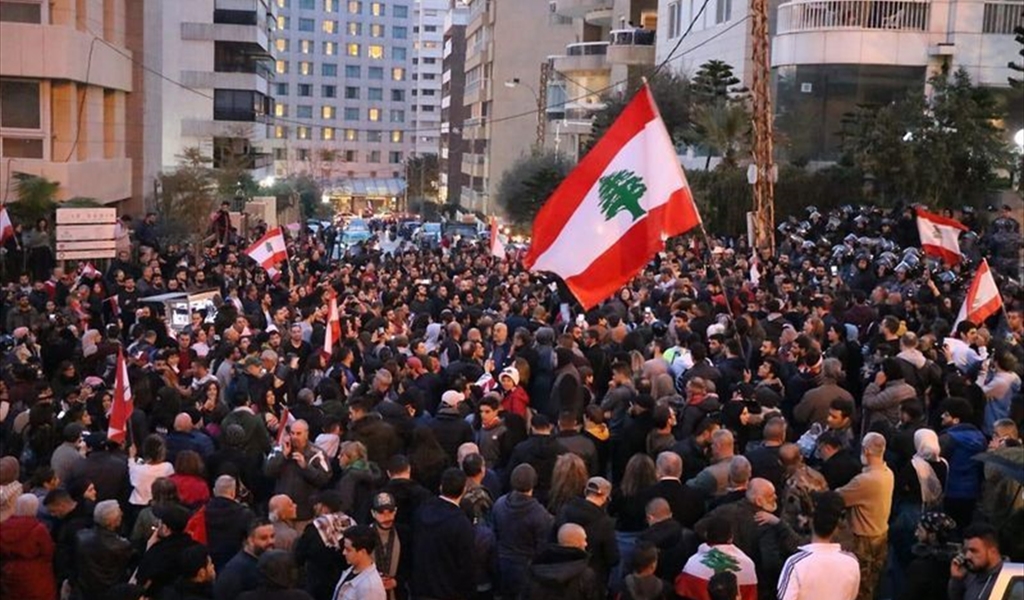 جحافل الثوار تتجمهر امام دارة الرئيس المكلف (تصوير: جمال الشمعة)