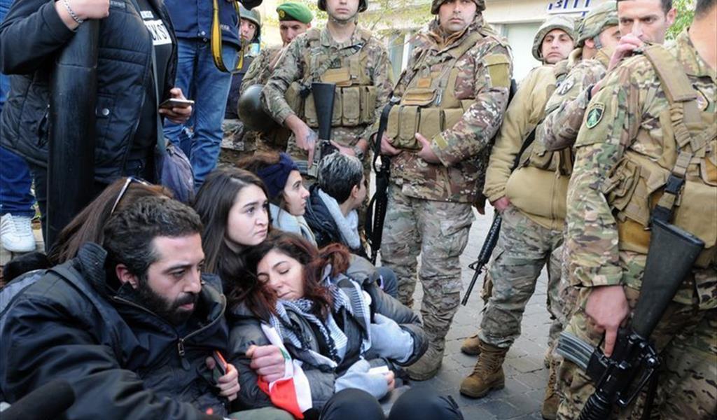 يفترشون الأرض أمام عناصر الجيش لمنع دخول النواب