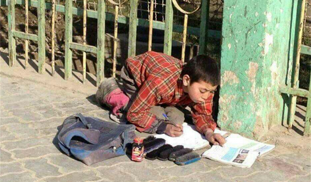 «ماسح الأحذية».. شخصيات عالمية دخلت التاريخ عملت في هذه المهنة